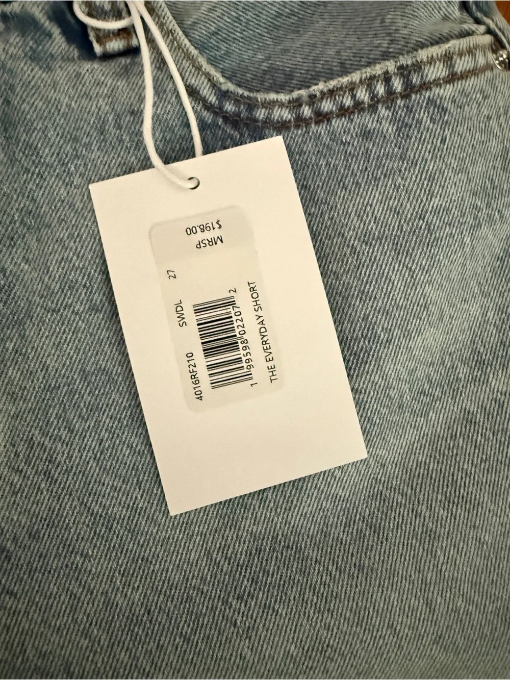Frame the everyday short Denim High-Rise Frayed Hem Denim Shorts in Light Blue